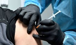 Liczba wszystkich wykonanych w Polsce szczepień przeciw COVID-19 to ponad 42,7 mln