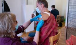 W pełni zaszczepionych jest ponad 20,6 mln osób, blisko 4,3 mln przyjęło dawkę przypominającą