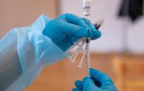 Blisko 4,5 mln osób w Polsce przyjęło dawkę przypominającą szczepionki przeciw COVID-19