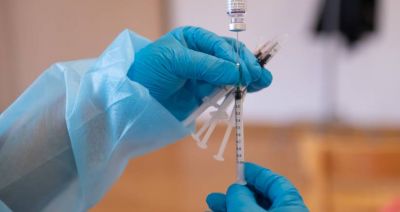 Blisko 4,5 mln osób w Polsce przyjęło dawkę przypominającą szczepionki przeciw COVID-19