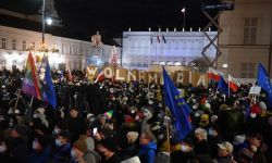 Demonstranci pod Pałacem Prezydenckim: "chcemy weta!"