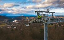 Z pomocą drona rozciągnięto liny kolei widokowej w Solinie