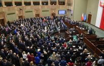 Sejm uchwalił ustawę obniżającą VAT na żywność, paliwa i energię