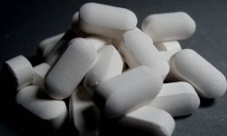 MZ: placówki POZ i inne podmioty leczące pacjentów z COVID-19 mogą pozyskiwać molnupiravir