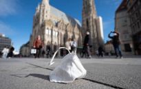 Europa: setki tysięcy osób na zwolnieniach z powodu Covid-19; problemy w oświacie, służbie zdrowia i transporcie