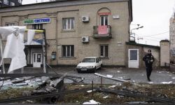 W Kijowie ranni - w nocy pocisk trafił w blok mieszkalny; obowiązuje alarm przeciwlotniczy