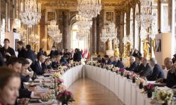 Media: na szczycie w Wersalu wykluczono szybką ścieżkę przyjęcia Ukrainy do UE