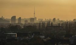 Ukraina: trafiony odłamkiem rosyjskiej rakiety 12-piętrowiec w Kijowie częściowo zawalony