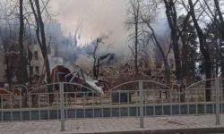 Ukraina: cywile w schronie pod teatrem w Mariupolu przeżyli