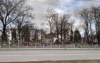 Ukraina: nadal ponad 1300 osób w podziemiach zbombardowanego teatru w Mariupolu