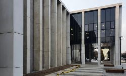 Główny gmach uniwersytetu rozbudowany i czeka na meble