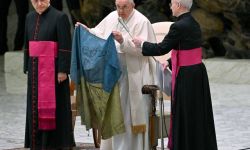 Watykan: papież ucałował flagę przywiezioną z Buczy; podziękował Polakom za życzliwość dla Ukraińców