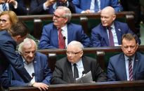 PiS złożył w czwartek w Sejmie projekt zmian w konstytucji