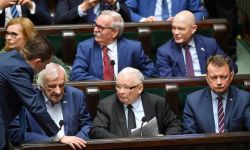 PiS złożył w czwartek w Sejmie projekt zmian w konstytucji