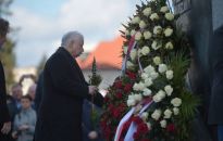 Warszawa: złożono wieńce przed pomnikami Lecha Kaczyńskiego oraz Ofiar Katastrofy Smoleńskiej