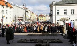 Przed Pałacem Prezydenckim Apel Pamięci w 12. rocznicę katastrofy smoleńskiej