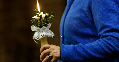 W Wielką Sobotę katolicy w kościołach święcą ogień, wodę i odnawiają przyrzeczenia chrzcielne