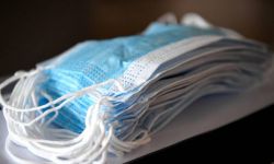 Jest projekt nowego rozporządzenia; zostają maseczki w aptekach, przychodniach i szpitalach