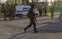 Co najmniej siedem autobusów z ukraińskimi wojskowymi wyjechało pod eskortą z Azowstalu w Mariupolu