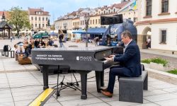 Na Rynku w Rzeszowie stanął fortepian! Każdy może zagrać