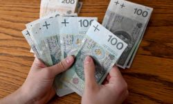 Rząd: od stycznia 2023 r. najniższa pensja wyniesie 3383 zł brutto, a od lipca - 3450 zł