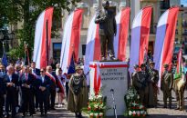Tarnów: odsłonięto pomnik upamiętniający Lecha Kaczyńskiego