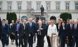 Miesięcznica kastrofy smoleńskiej: politycy PiS złożyli kwiaty pod pomnikiem prezydenta L.Kaczyńskiego