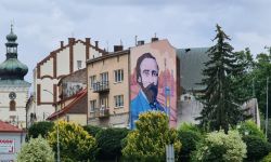 Mural z Ignacym Łukasiewiczem na kamienicy w Krośnie