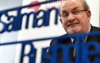Pisarz Salman Rushdie kilkukrotnie dźgnięty w szyję, trafił do szpitala