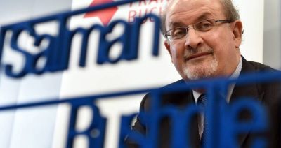 Pisarz Salman Rushdie kilkukrotnie dźgnięty w szyję, trafił do szpitala