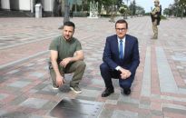 Premier Morawiecki uhonorowany tablicą swego imienia w Alei Odwagi w Kijowie