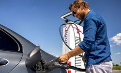 Funkcja Plug & Charge teraz dostępna również dla hybryd plug-in Mercedes-Benz