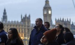 W. Brytania: tłumy przekraczają Tamizę by złożyć hołd Elżbiecie II w Pałacu Westminsterskim