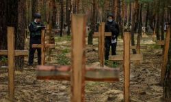 Ukraina: pod Iziumem Rosjanie chowali ciała zabitych w ostrzałach, rodzinom dali tylko numery grobów