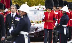 W. Brytania: rodzina królewska żegna Elżbietę II: niechaj ci do snu nucą chóry niebian