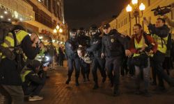 Rosja: ponad 1000 zatrzymanych w czasie protestów przeciwko mobilizacji; w Petersburgu złapanym kazano klęczeć