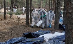 Ukraina: w Iziumie ekshumowano już ciała 338 osób