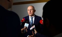 Ruszył proces Sławomira Neumanna ws. oszustw w klinice okulistycznej; poseł nie przyznaje się do winy