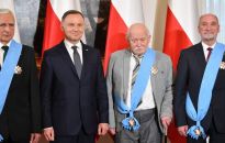 Chojecki, Macierewicz, Naimski z Orderami Orła Białego za działanie w KOR-ze