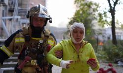 Ukraina: spalone samochody, wybite szyby i przeraźliwa cisza po rosyjskim ataku rakietowym na Kijów