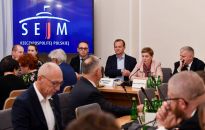 Sejmowa komisja wprowadziła poprawki do projektu noweli Prawa oświatowego