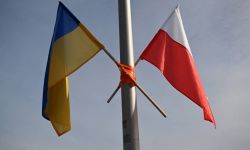 Ukraina: na znak wdzięczności ulicami Kijowa maszerowano z flagą Ukrainy i Polski