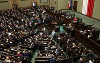 Posłowie opozycji składają w Sejmie projekt uchwały ws. KPO