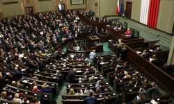 Posłowie opozycji składają w Sejmie projekt uchwały ws. KPO
