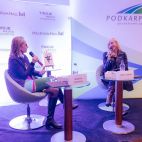 Przyłapani na czytaniu. Trwają Świąteczne Targi Książki