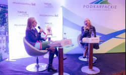 Przyłapani na czytaniu. Trwają Świąteczne Targi Książki