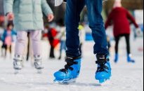 W Parku Sybiraków w Rzeszowie otwarto lodowisko