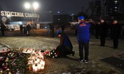 Gdańsk: uroczystości 52. rocznicy Grudnia' 70 przed Pomnikiem Poległych Stoczniowców