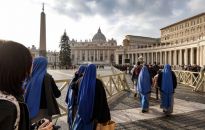 Watykan: 65 tys. osób oddało już hołd emerytowanemu papieżowi Benedyktowi XVI