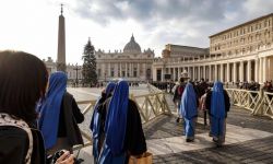 Watykan: 65 tys. osób oddało już hołd emerytowanemu papieżowi Benedyktowi XVI